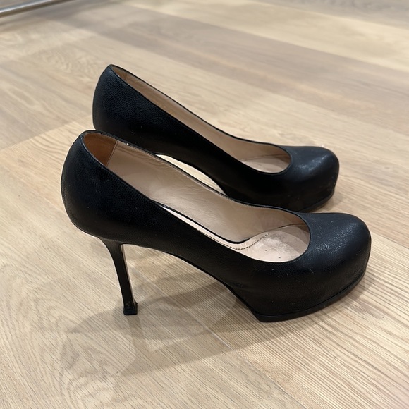 YSL black leather tribute pump. Size 38. 4inch heel with 1 inch hidden platform. - Picture 6 of 8